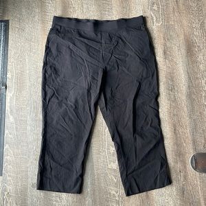 Pull-on black cropped capri dress pants